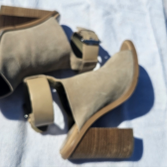 Marc Fisher ML Vashi Beige Tan Suede Leather Block Heel Ankle Strap Sandals 7M - Picture 5 of 11
